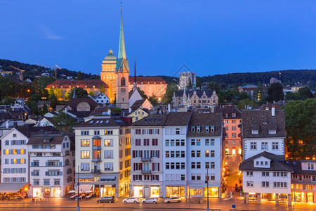 在瑞士最大的城市苏黎世的旧城和林马特河清晨蓝色时段空中观测到老城和林马特河图片