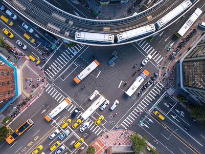 台北市湾的汽车和火与交通汇处或的汽车和列空中观察金融区和商务在交通智能城市技术概念中是交通智能城市技术的概念图片