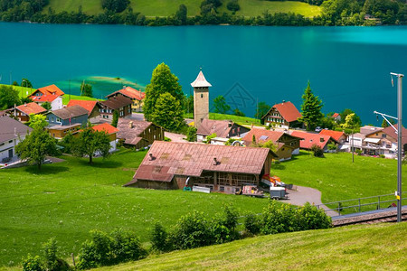 瑞士Lungern村及其传统房屋和旧教堂塔AlterKirchturm沿瑞士奥布瓦尔登州Lungersee湖一带瑞士最大的城市苏图片