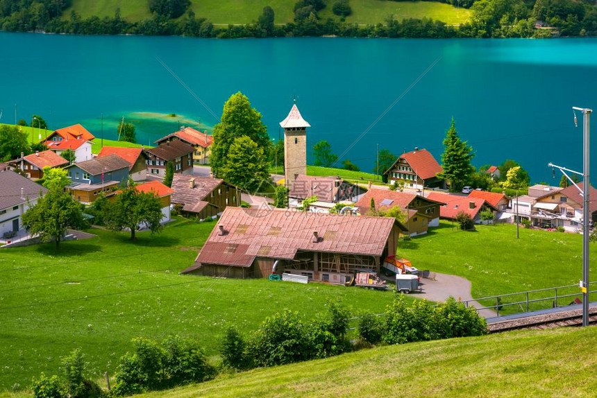瑞士Lungern村及其传统房屋和旧教堂塔AlterKirchturm沿瑞士奥布瓦尔登州Lungersee湖一带瑞士最大的城市苏图片