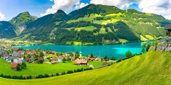 瑞士Lungeren村及其传统房屋和旧教堂塔AlterKirchturm沿可爱的绿湖Lungersee瑞士奥布瓦尔登州瑞士最大的图片