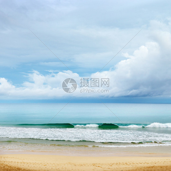 沙滩高浪和蓝天白云的海岸线图片