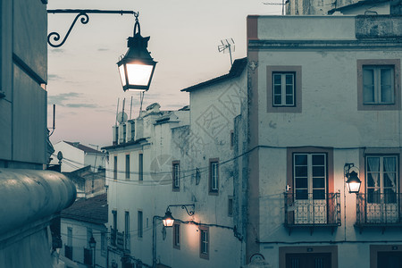 一个有趣的夜晚景象一个欧洲老城街房子墙上挂着一条孤独的旧灯笼图片