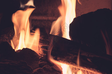 火炉壁的柴燃烧概念炉的橙色烟雾图片