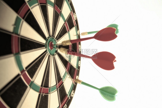 红色箭头击中目标心的近距离飞镖板DartsBoard游戏图片