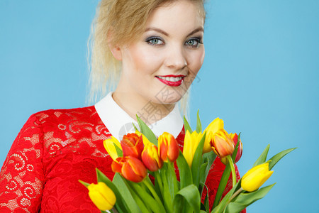 美丽的金发女肖像红色黄的郁金香时装化妆优雅的服装母亲日蓝色的图片