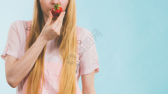 快乐的年轻少女准备过暑假穿着粉红衣服戴甜果红草莓的太阳帽快乐年轻少女图片