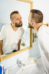成人男子在浴室镜里看着自己图片