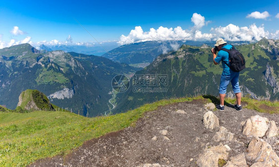 摄影师旅行者用曼利钦山的视角拍摄高谷的照片瑞士伯尔尼斯奥兰图片