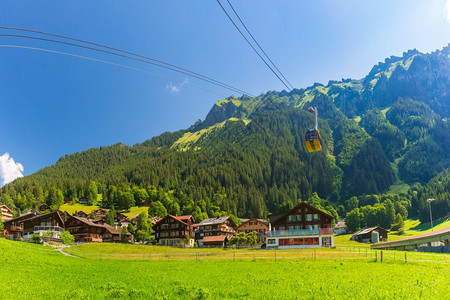 从温根山村到瑞士曼利钦悬崖边的观光缆车图片
