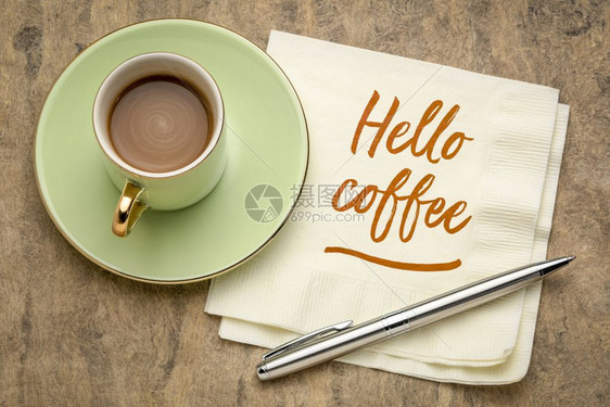 你好咖啡手写在餐巾纸上加一杯咖啡图片