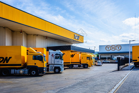 西班牙巴伦亚2019年7月3日有物流公司标志的面孔用诸如TDN等卡车用公路运输货物图片