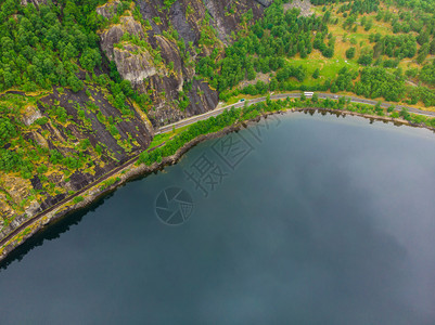 挪威海景地貌山和沿fjordEidfjorden公路旧的和新隧道通Fjord地貌挪威开斋节图片