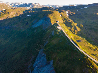 空中视图VinjeVik在挪威西部Stolsheimen山区的VikeVik之间有隧道的Vikafjellet公路挪威基础设施山图片