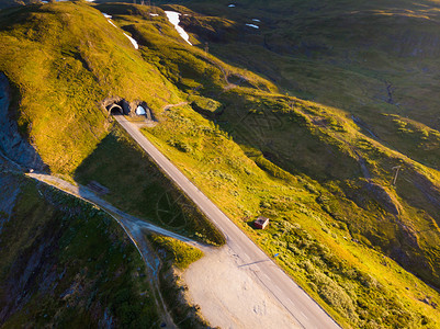 空中视图VinjeVik在挪威西部Stolsheimen山区的VikeVik之间有隧道的Vikafjellet公路挪威基础设施山图片