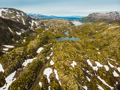 挪威海景地貌石岩山脉中的公路和湖泊挪威旅游景点路线Ryfylke航空景点挪威山区的公路和湖泊图片