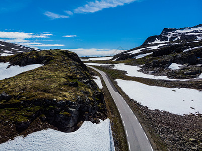 空景挪威奥兰德维根诺韦吉亚路边山区的阿斯法特公路和雪墙挪威奥兰德维根空景雪山的阿斯法特公路和雪墙图片