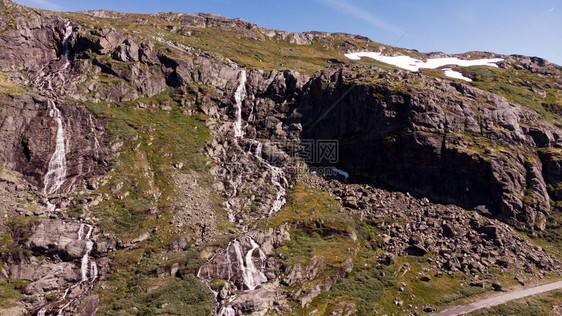 山中瀑布挪威洛美和卢斯特之间旅游景色5号Sognefjellet公路挪威洛美和卢斯特之间夏季挪威索格涅夫杰莱特公路图片