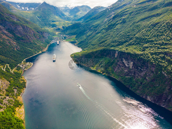 FjordGeirangerfjord和渡轮船从挪威Ornesviven观望点看旅行目的地挪威FjordGeirangerfjo图片