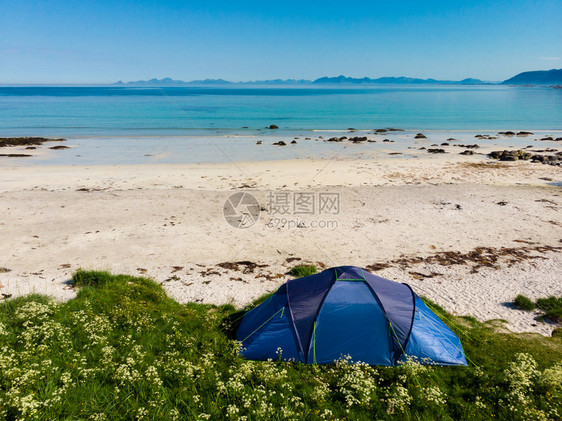 夏季Gimsoysand沙滩上的蓝帐篷在海岸露营挪威洛福滕群岛假日和旅行挪威洛福滕岛海滩帐篷挪威洛福滕岛图片