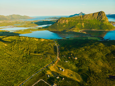 Vestvagoy岛海岸Uttakleiv地点海景与风岩石般的海岸线和高山Lofotten群岛北挪威欧洲Vestvagoy岛的海图片