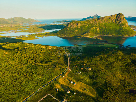Vestvagoy岛海岸Uttakleiv地点海景与风岩石般的海岸线和高山Lofotten群岛北挪威欧洲Vestvagoy岛的海图片