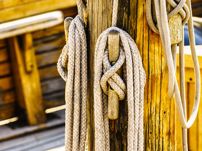 船帆甲板上有许多棕色绳子图片