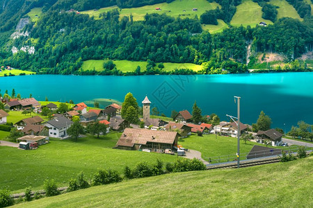 瑞士Lungern村及其传统房屋和旧教堂塔AlterKirchturm沿瑞士奥布瓦尔登州Lungersee湖一带瑞士Lunger图片