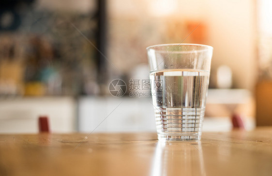 木制厨房桌上清干净的新杯子冷水图片