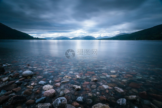 苏格兰美丽的神秘地貌湖风景天空和太阳光覆盖着多云的天空和太阳光图片