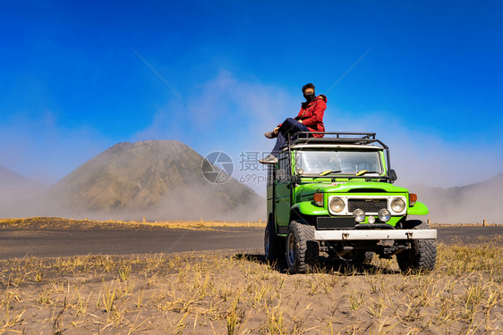 在印度旅游景点火山附近的越野吉普车图片