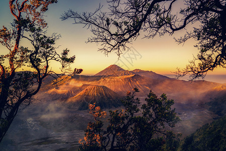 在日出时的Bromo山一个活跃的火山是东爪哇最受访旅游景点之一印度尼西亚自然景观背图片