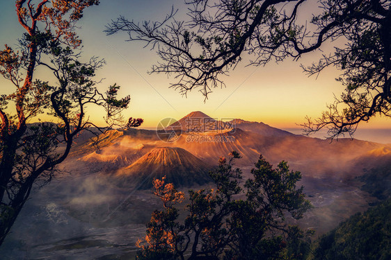 在日出时的Bromo山一个活跃的火山是东爪哇最受访旅游景点之一印度尼西亚自然景观背图片