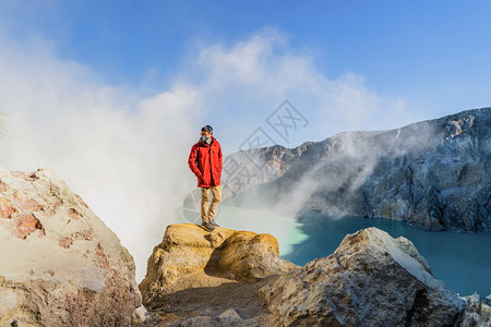 一名亚裔男子在印度尼西亚东爪哇的苏拉巴亚旅行和度假时在日出身戴防毒面具在KawahIjen火山上安全使用防毒面具图片