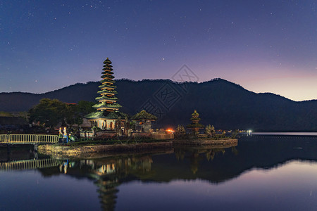 PuraUlunDanuBratanTemple夜间印度教寺庙在尼西亚巴厘岛山峰湖泊和星自然景观背背景图片