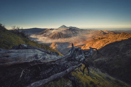 在日出时的Bromo山一个活跃的火山是东爪哇最受访旅游景点之一印度尼西亚自然景观背图片