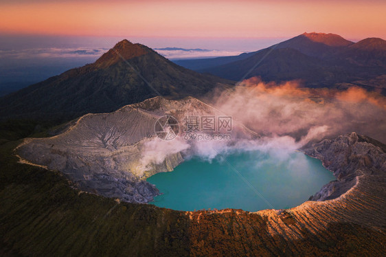 日出时有绿宝石硫磺湖的KawahIjen火山风景印度尼西亚东爪哇全景自然观背图片