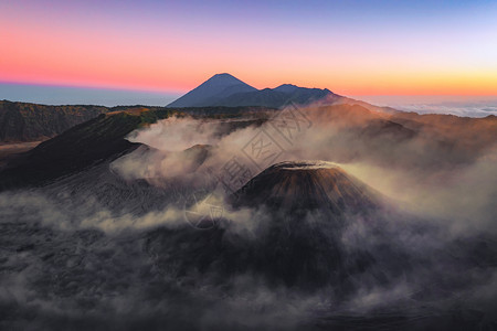 Bromo山在日出时的空中景象一个活跃的火山是东爪哇旅游景点之一印度尼西亚自然景观背图片