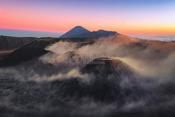 Bromo山在日出时的空中景象一个活跃的火山是东爪哇旅游景点之一印度尼西亚自然景观背图片