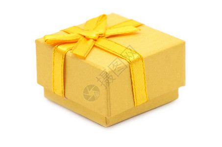 白色背景黄礼品盒的孤立图像图片