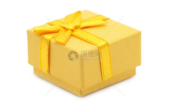 白色背景黄礼品盒的孤立图像图片