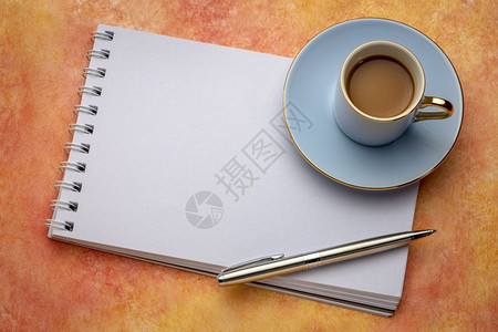空白螺旋艺术素描手册用一杯咖啡与纸质对比背景图片