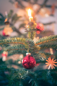 切断传统装饰的圣诞树图片