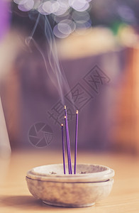 烟碗中的口香糖棒是吸烟和嗅觉家风水复制空间背景图片