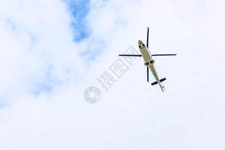 天空中的直升飞机背景图片