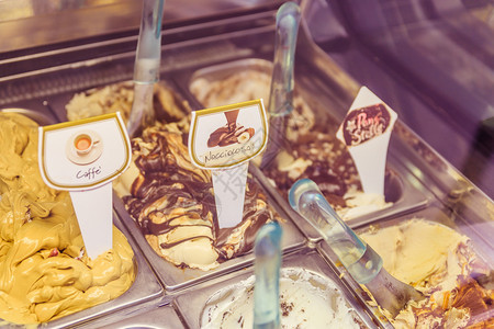 地表酸盐和新鲜的意大利冰淇淋图片