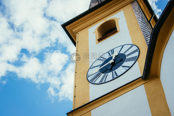 美丽的小教堂在德国蓝色的天空和云中图片