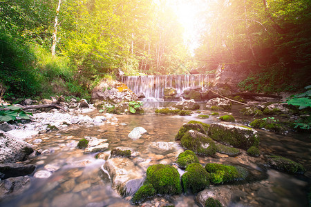 美丽的山地瀑布和森林中的阳光长期接触奥地利图片