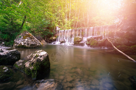 美丽的山地瀑布和森林中的阳光长期接触奥地利图片