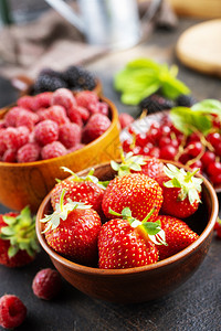 各种新鲜的夏季草莓成熟的黑图片